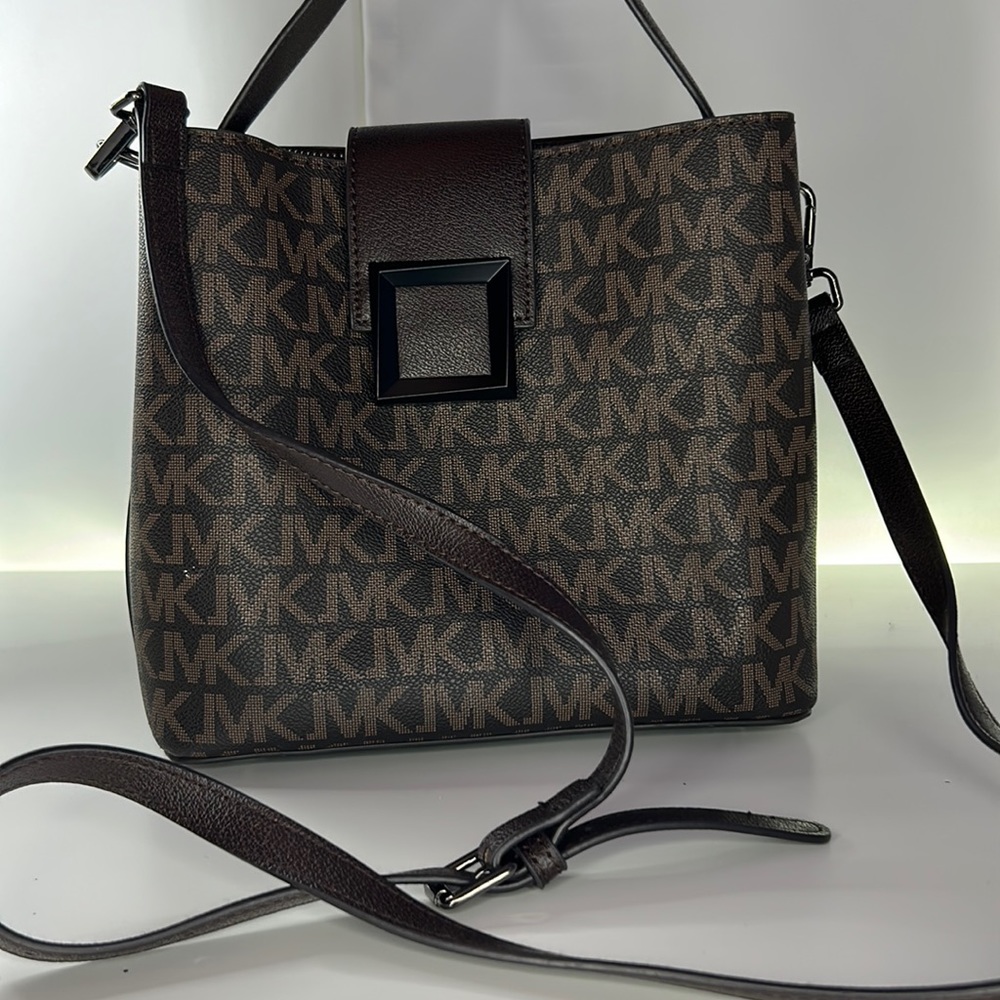 Michael kors cute crossover bag